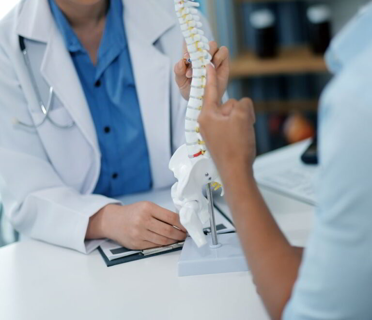 L’osteoporosi, una malattia silenziosa: come diagnosticarla precocemente con la MOC DEXA